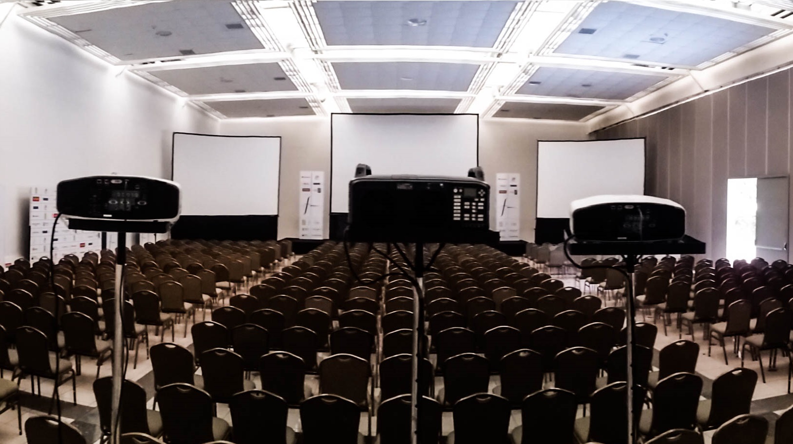 Alquiler proyectores y ecrans para eventos